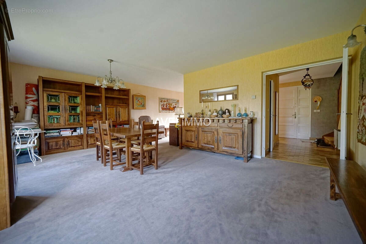 Maison à LA QUEUE-LES-YVELINES