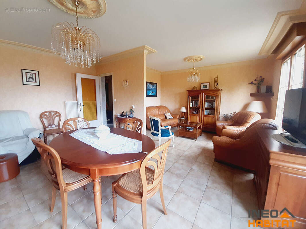 Maison à MONTREUIL-LE-GAST