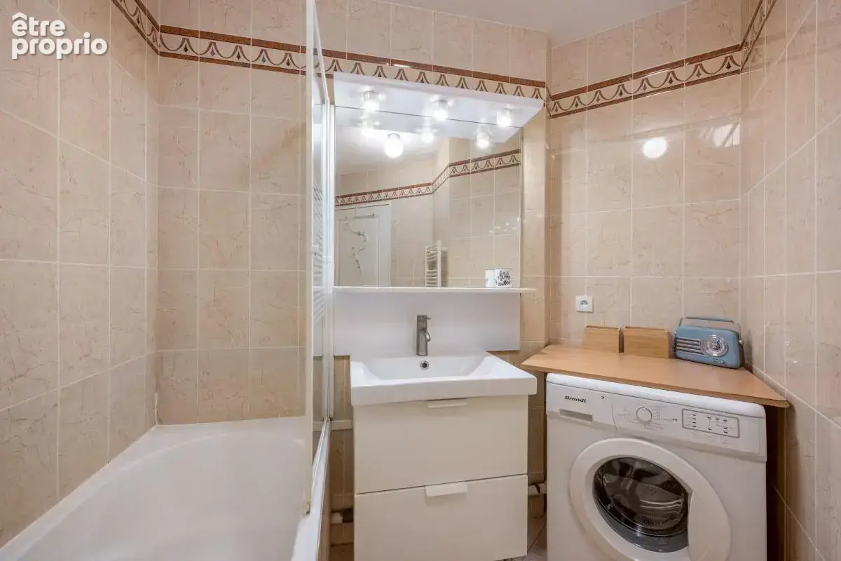 Villeurbanne Place Ronde - Grand T4 de 94m² avec double balcon et vue dégagée - photo 8