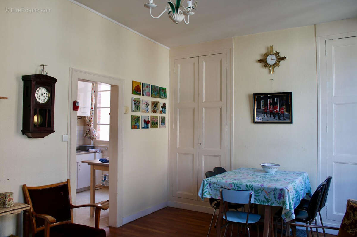 Maison d’habitation à vendre comprenant : Au rez-de-chaussée : une entrée, une chambre d'amis/bureau, wc avec - photo 2