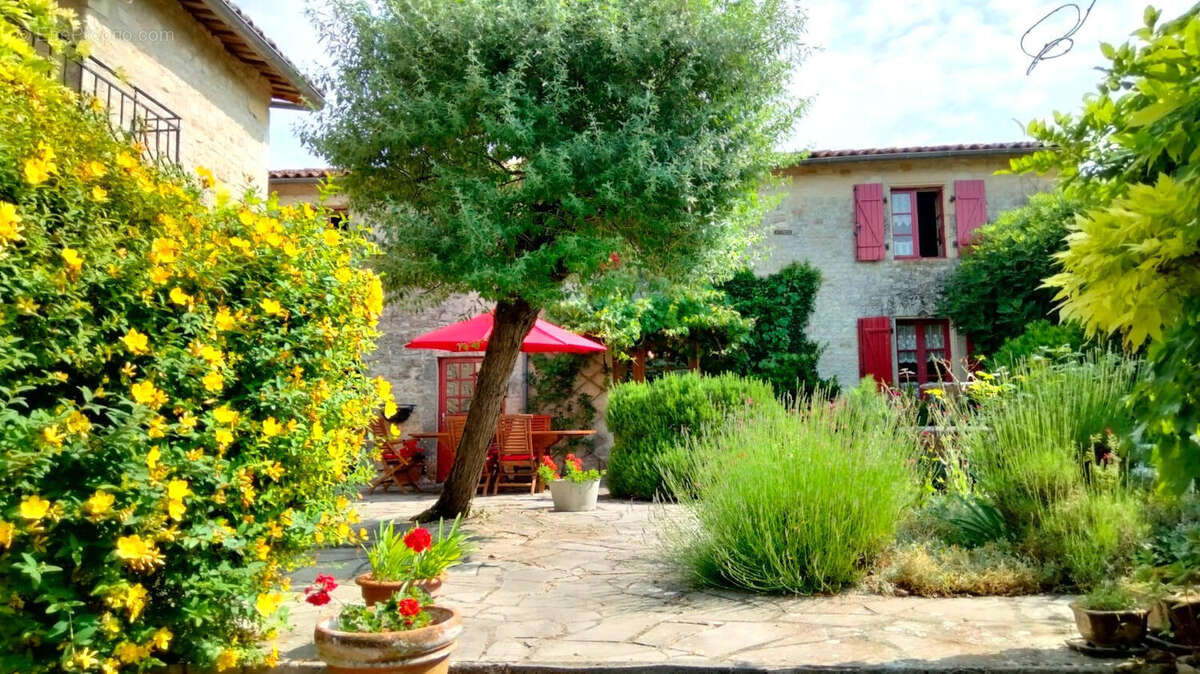 OVERVIEW - Maison à SALLES-DE-VILLEFAGNAN