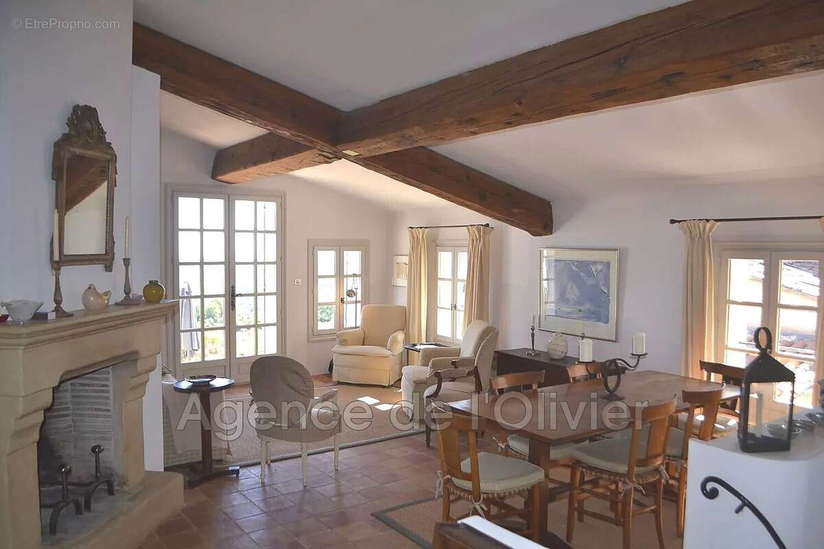 Maison à CHATEAUNEUF-GRASSE