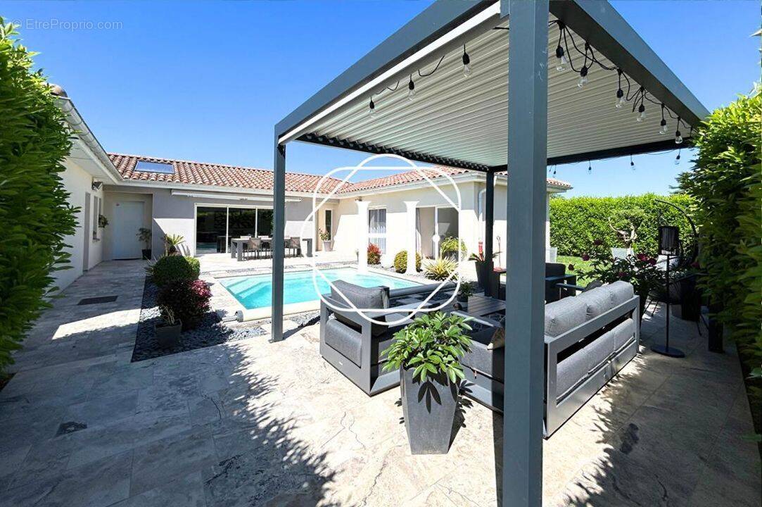 Maison à SAINT-DENIS-LES-BOURG