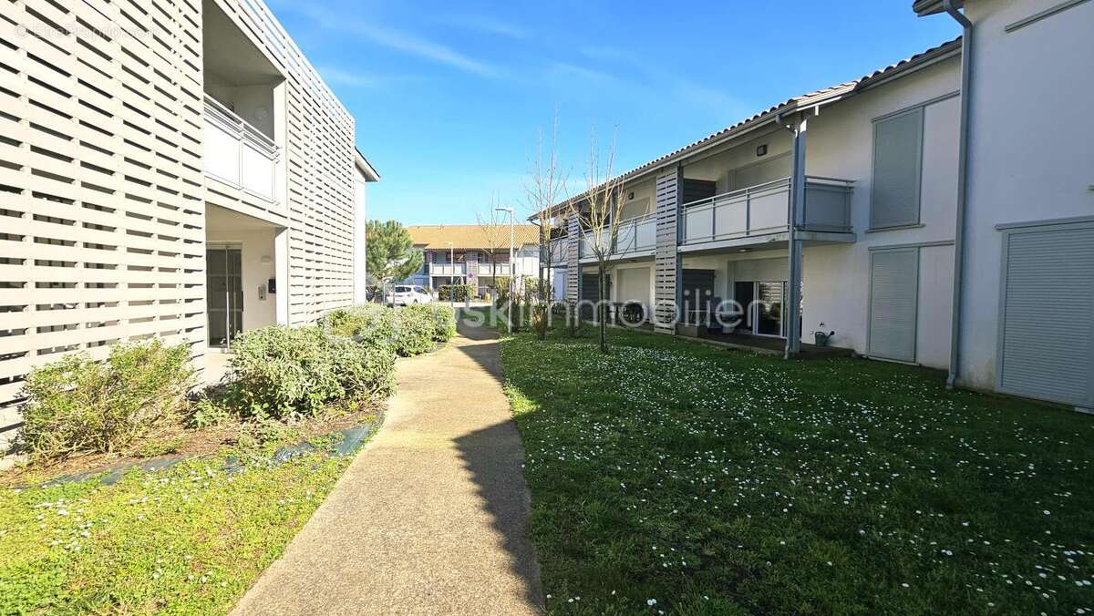 SOUSTONS – Appartement T2 récent avec terrasse et double parking en sous-sol - photo 3