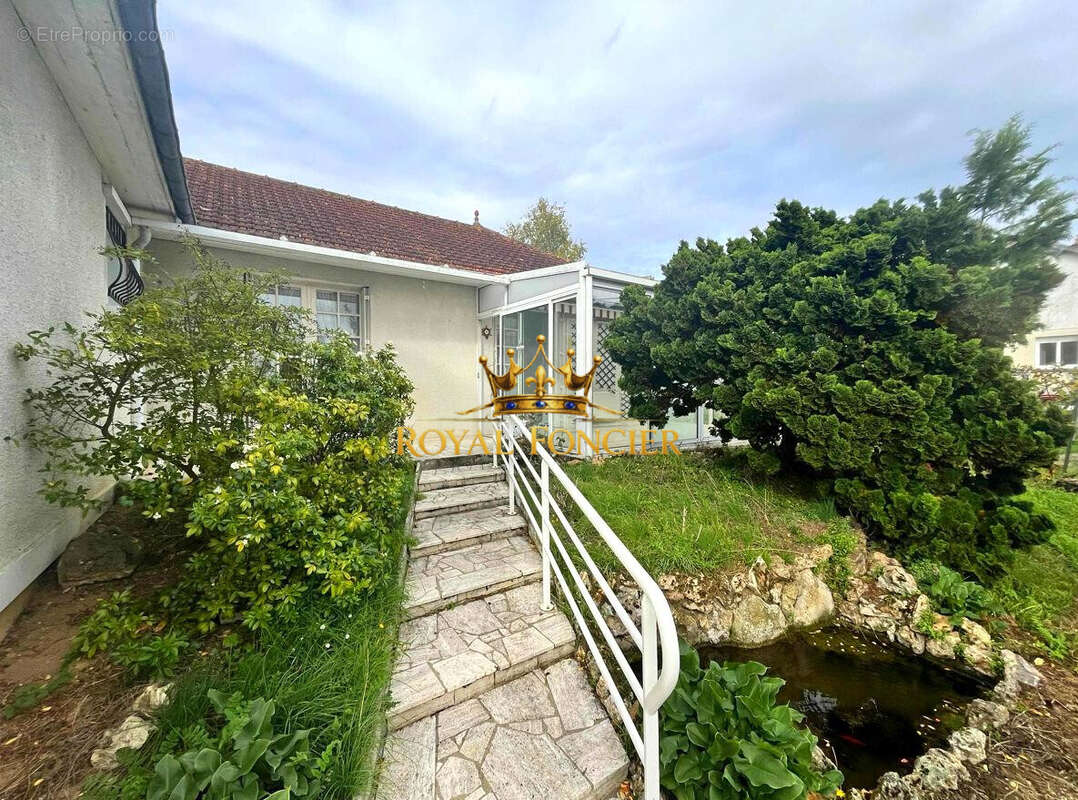 Maison 130 m² à Les Ormes  - photo 2