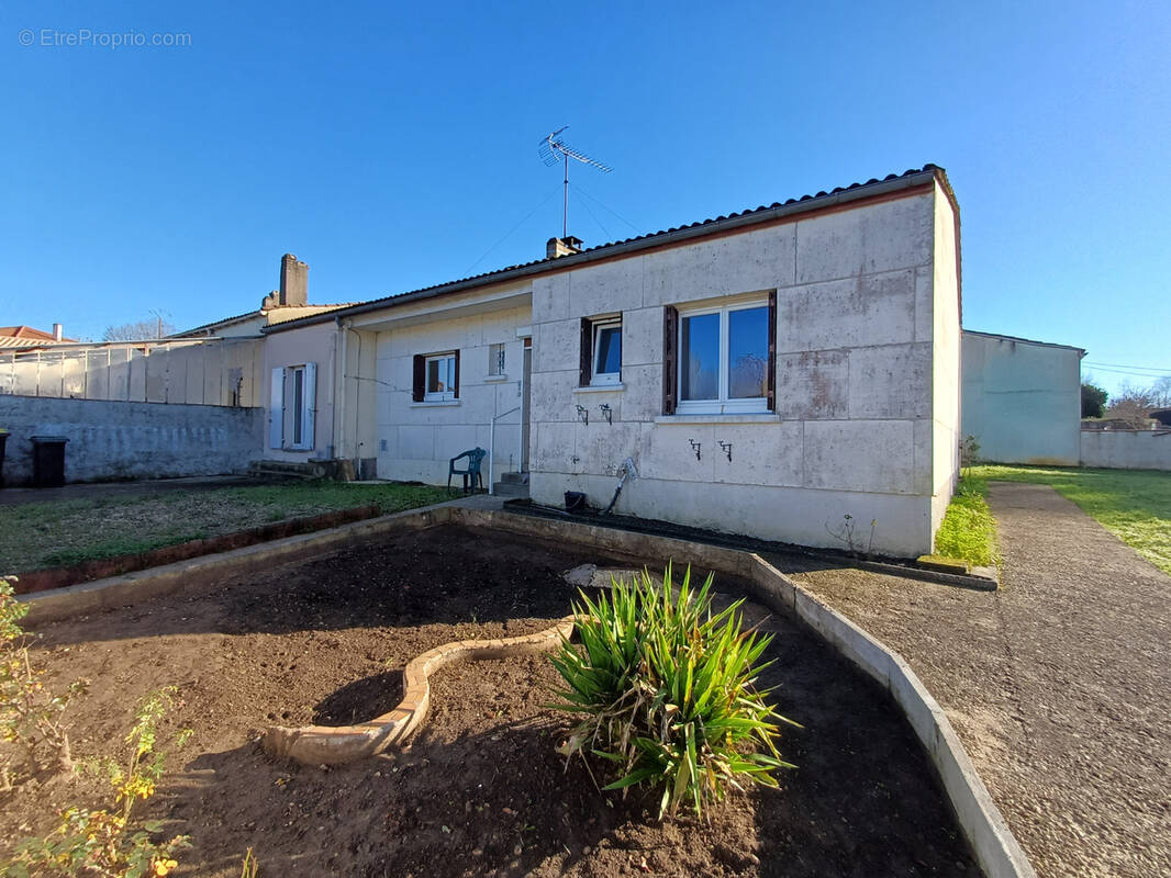 Maison à BAIGNES-SAINTE-RADEGONDE
