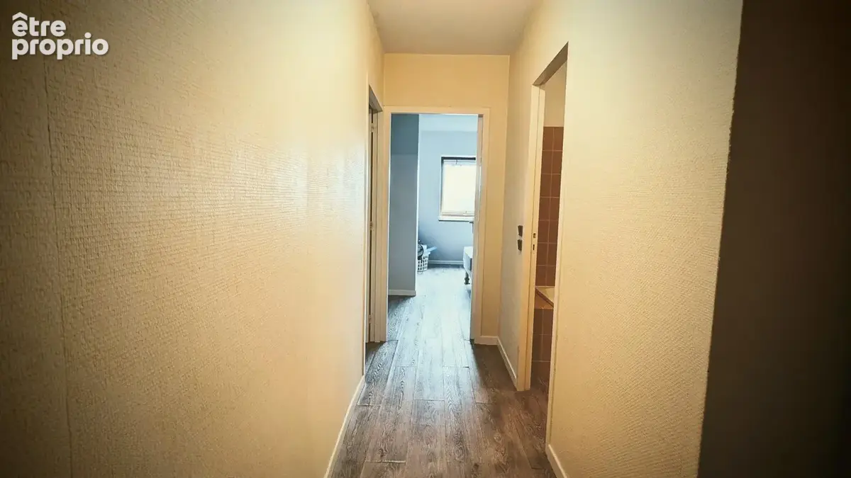 couloir depuis l'entrée vers chambre et pièce de vie