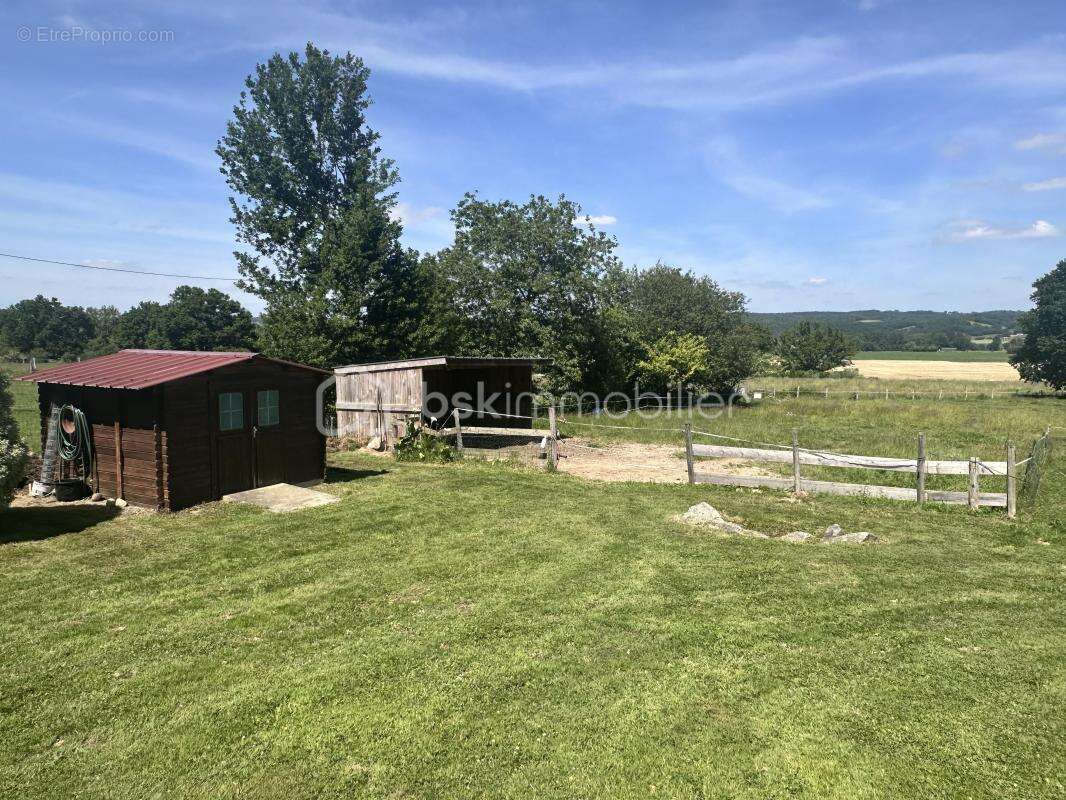 Maison à VILLECOMTAL-SUR-ARROS