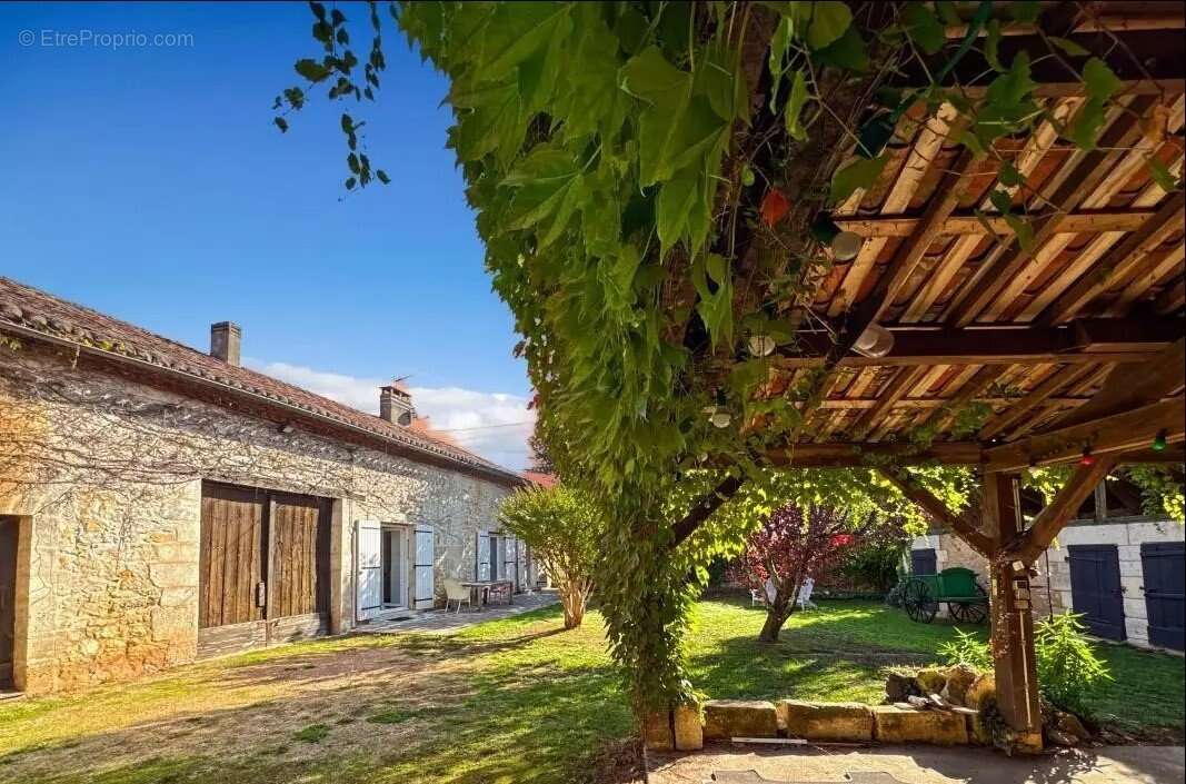 Maison à ANTONNE-ET-TRIGONANT