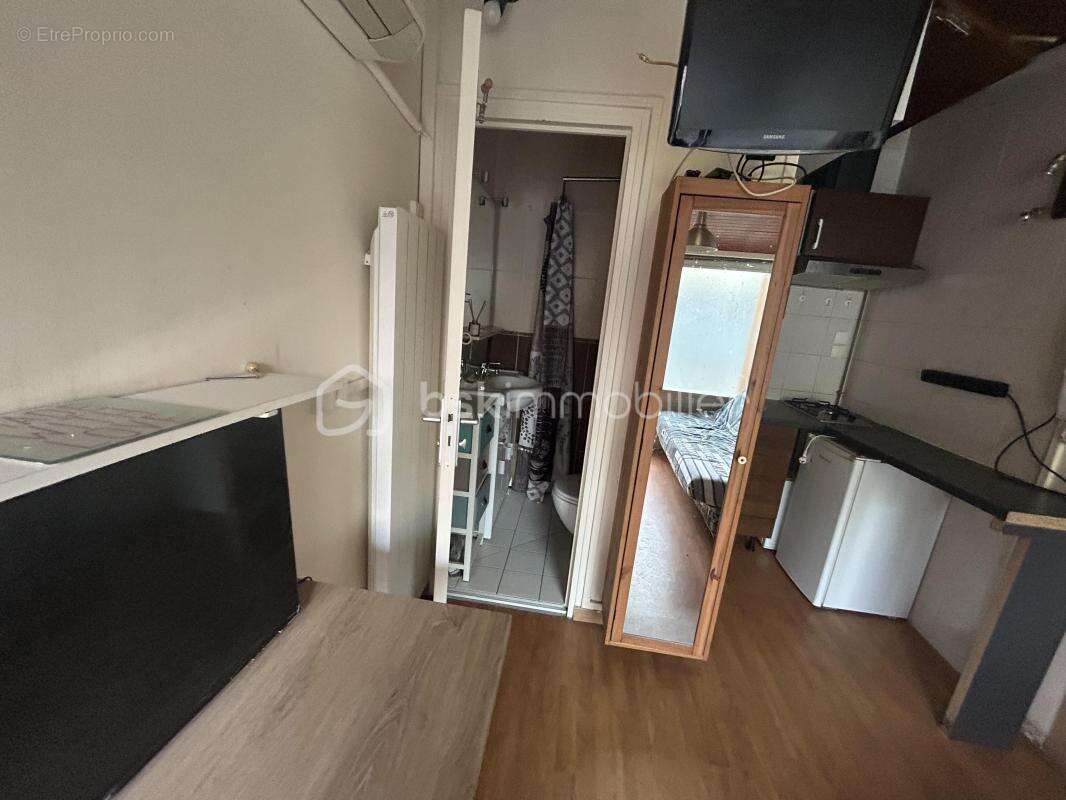 IDEAL AU INVESTISSEUR  2 STUDIO 11M² CHACUN  dans une allée de box sécurise très  proche du TRAM T9 (5 minute à pied) LE PRIX NE - photo 3