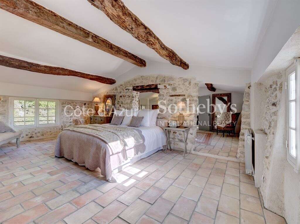 Maison à CHATEAUNEUF-GRASSE