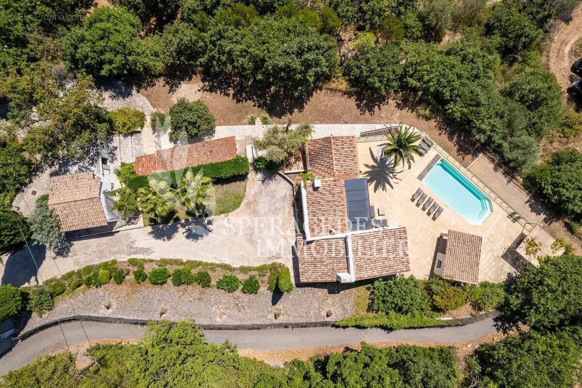 Maison à SAINT-CEZAIRE-SUR-SIAGNE