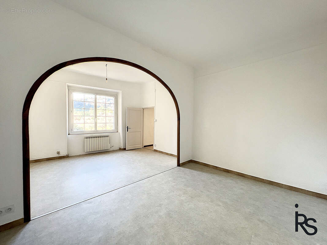 Une demeure rurale en 4 logements avec 6,34 ha de terrain et deux sources. - photo 13