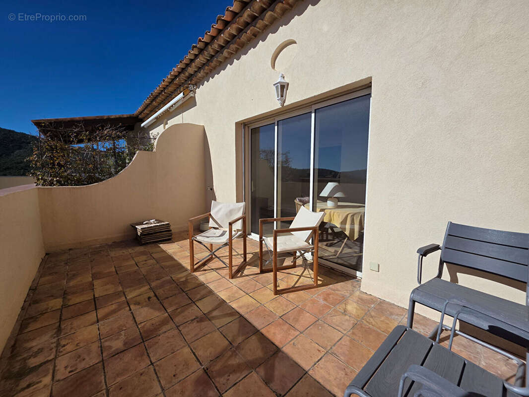 Appartement à ROQUEBRUNE-SUR-ARGENS