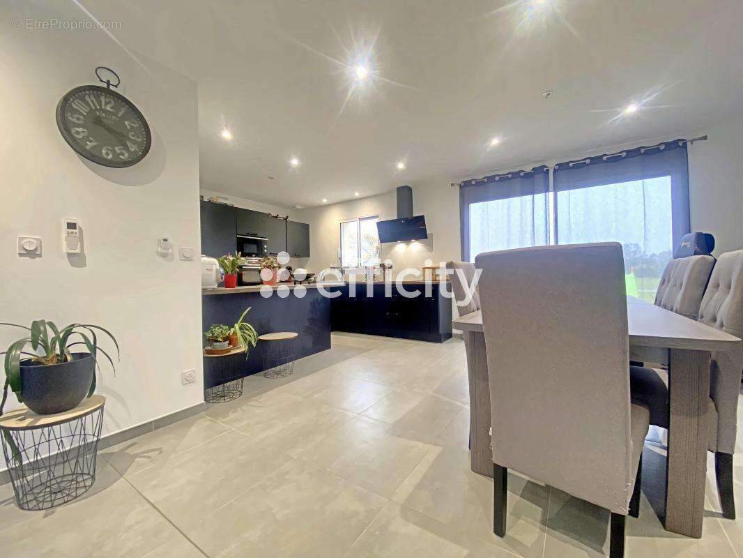 Maison 105 m² à Savigne-Sur-Lathan  - photo 2