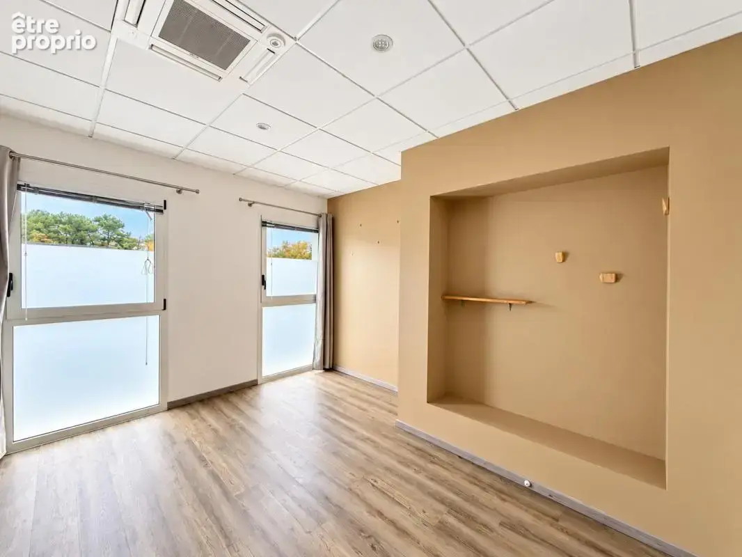 A PAREMPUYRE - Local de 81 m² avec parkings - photo 6