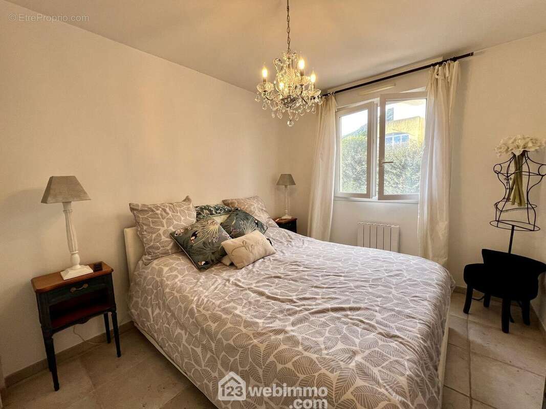 La chambre avec son placard aménagé - Appartement à BIGUGLIA