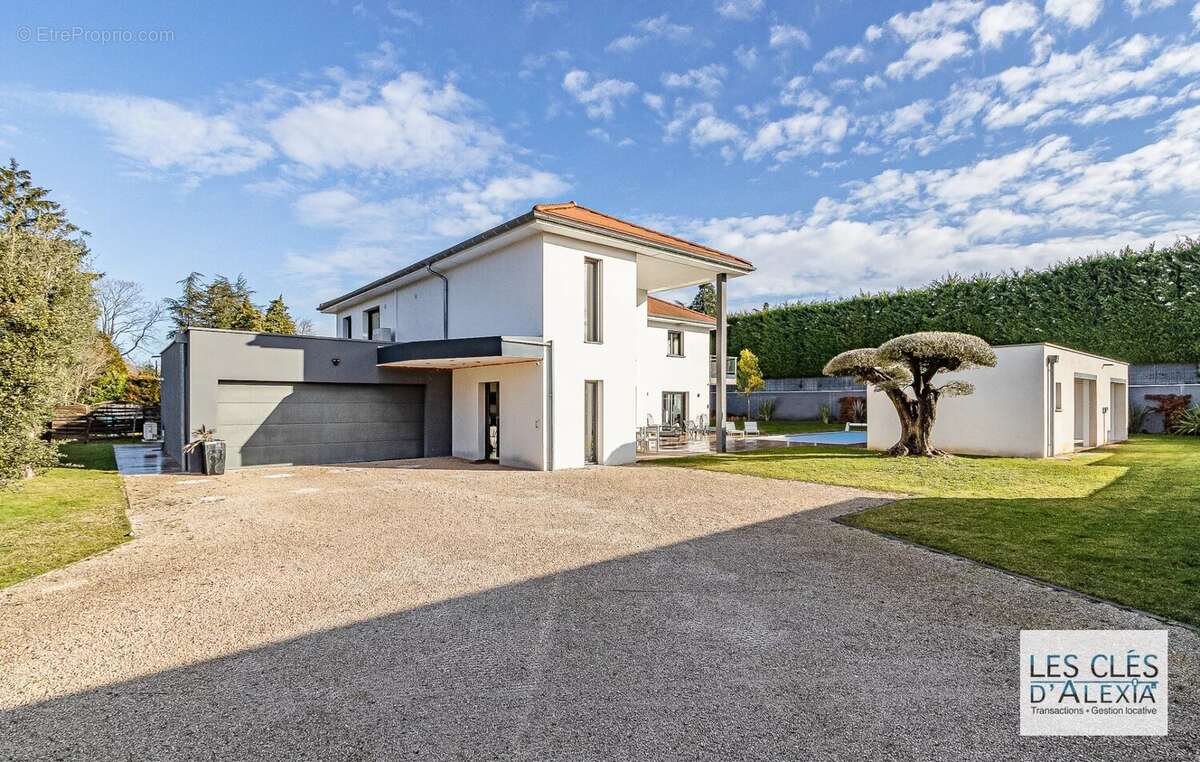 Maison à NEYRON