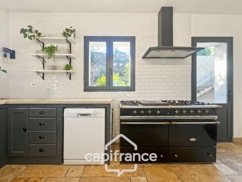 Domaine et Golf de Pont Royal, belle  propriété de 290 m2 établie sur un terrain de 2600 m2, cinq chambres, un bureau, piscine,  - photo 15