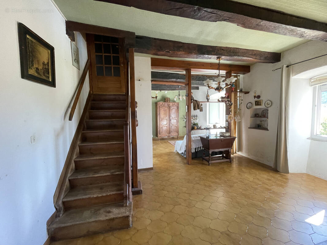 Maison à SAINT-VICTOR-ET-MELVIEU