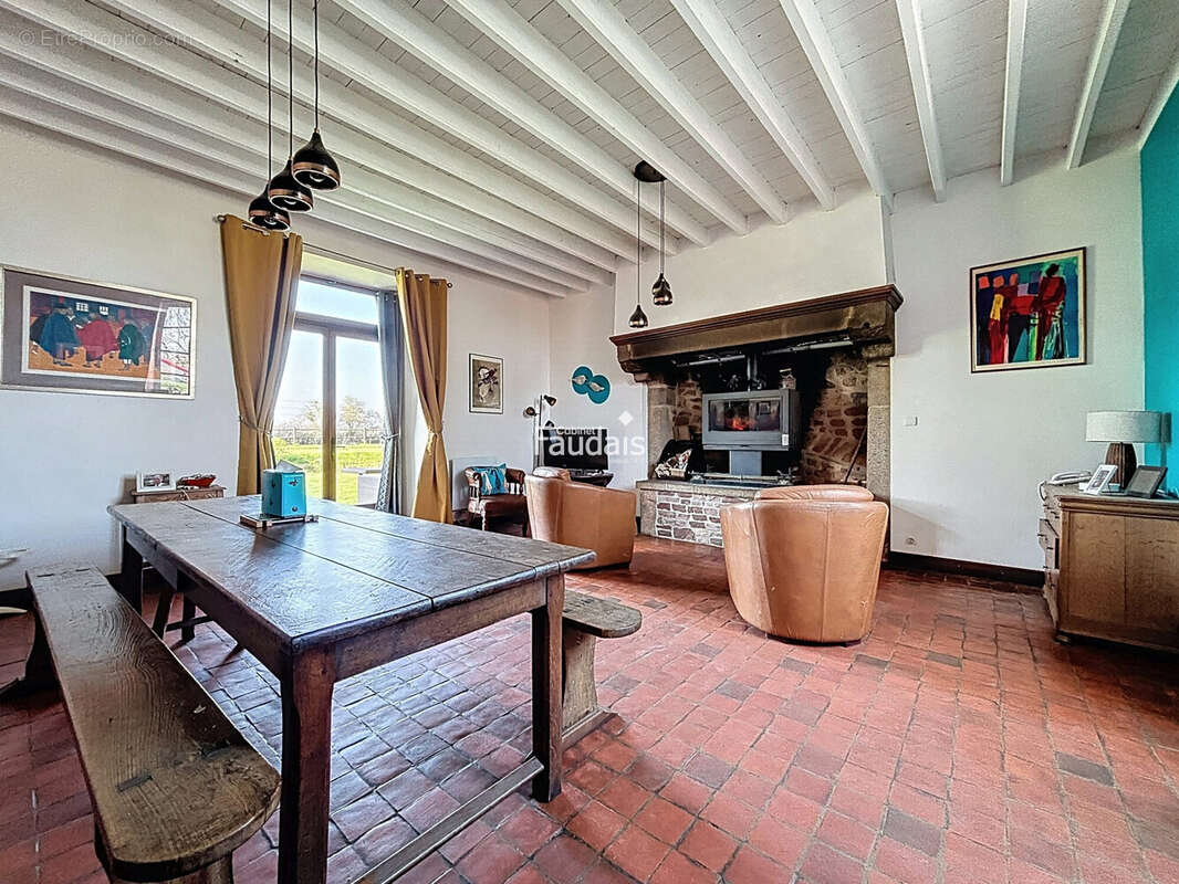 Maison 253 m² à Le Dezert  - photo 3