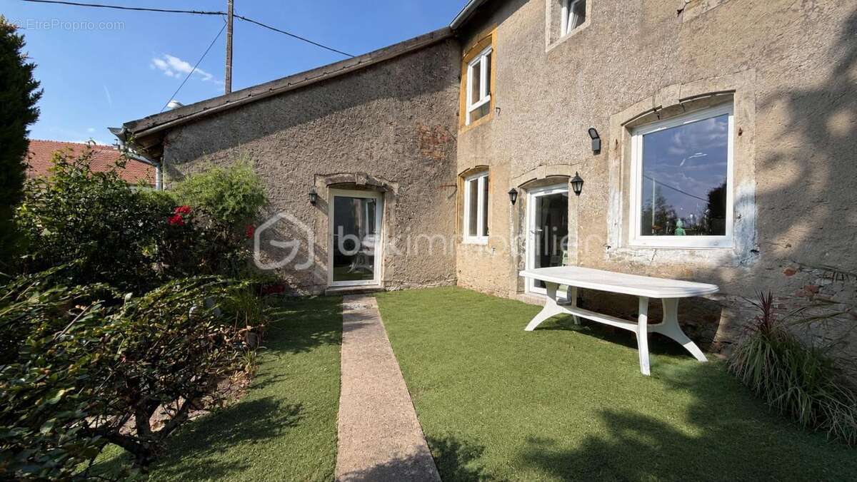Maison familiale au centre du village avec dépendances ! - photo 2