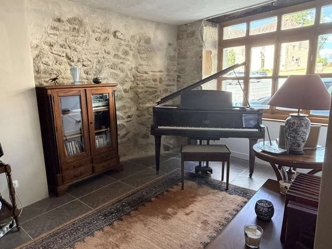 Spacieuse maison familiale située au cœur d'une ville animée, avec possibilité d'ouverture de chambres d'hôtes - photo 3