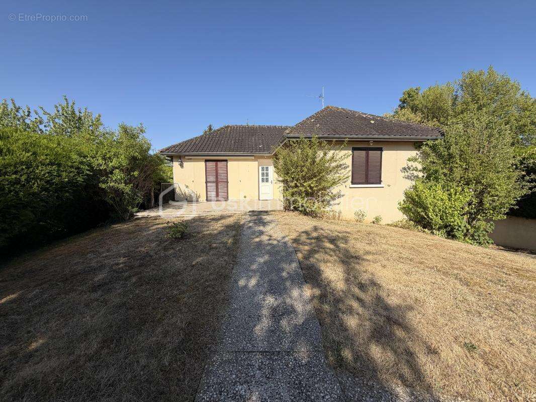 Maison à LAROCHE-SAINT-CYDROINE