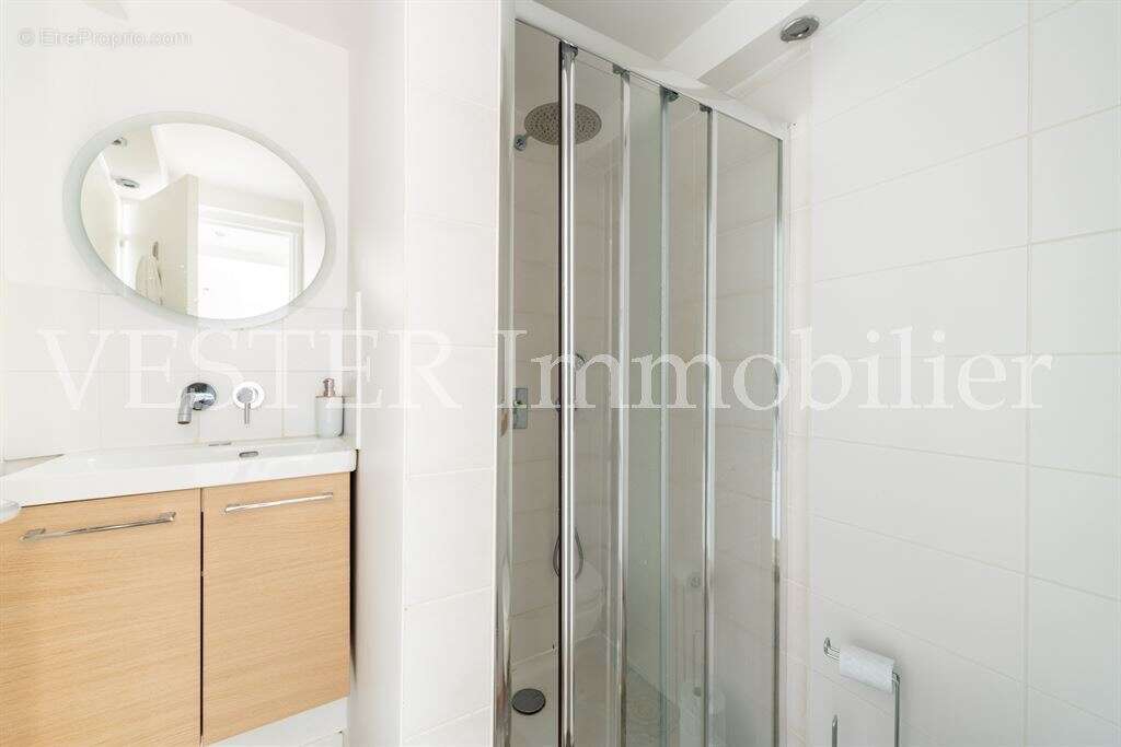 ABBESSES - Très beau studio de 20m² au calme refait en 2020 - photo 8
