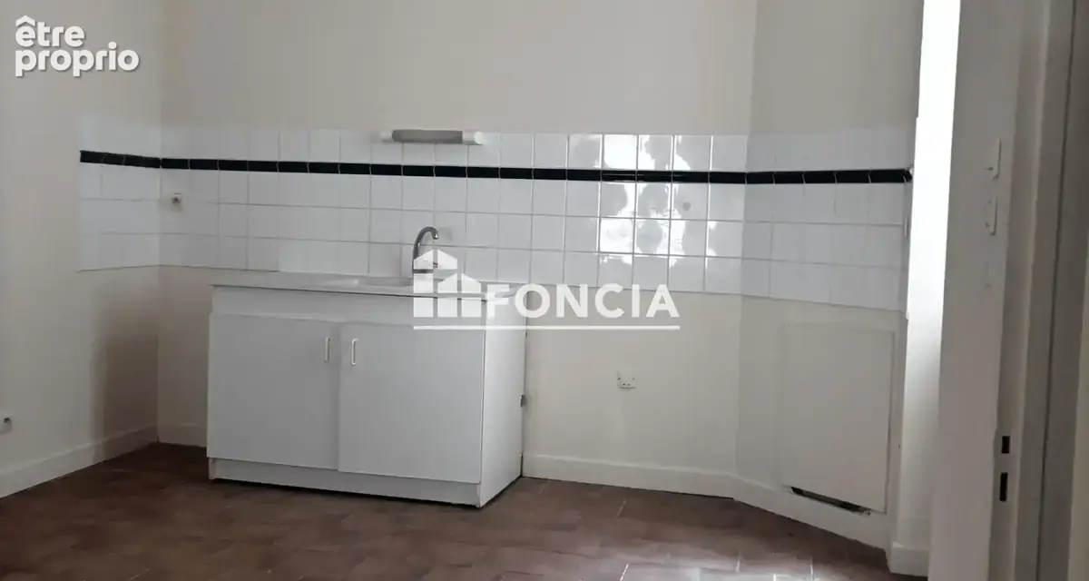 Centre ancien Beaucaire, appartement T3 de 74m2 au 1er  étage cuisine, pièce à vivre , deux chambres, sdb, toilettes, cour - photo 3