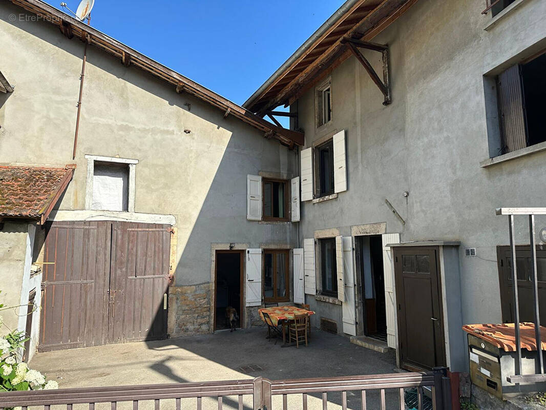 Maison à DOMARIN