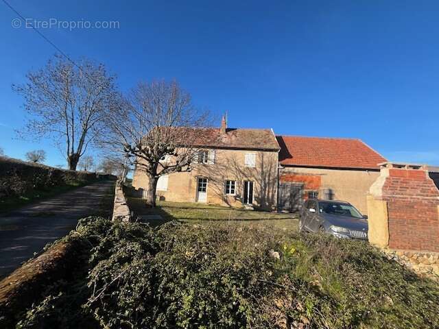 Maison à SAINT-CHRISTOPHE-EN-BRIONNAIS