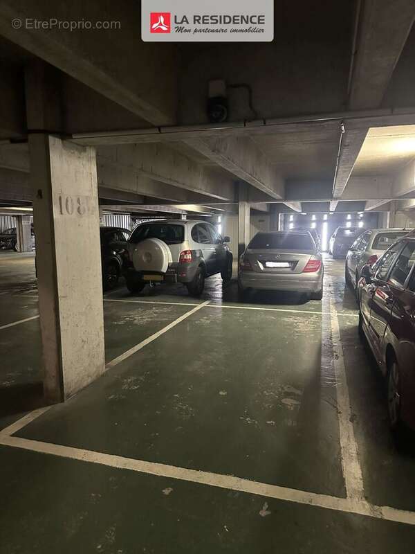 Parking à LES CLAYES-SOUS-BOIS
