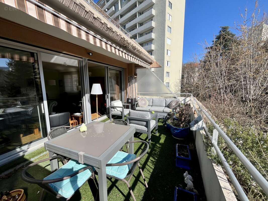TERRASSE 17m² - Appartement à SAINT-ETIENNE