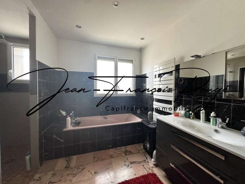 AGNEAUX, superbe maison de 210 m² avec vie de plain-pied, piscine et spa - photo 15