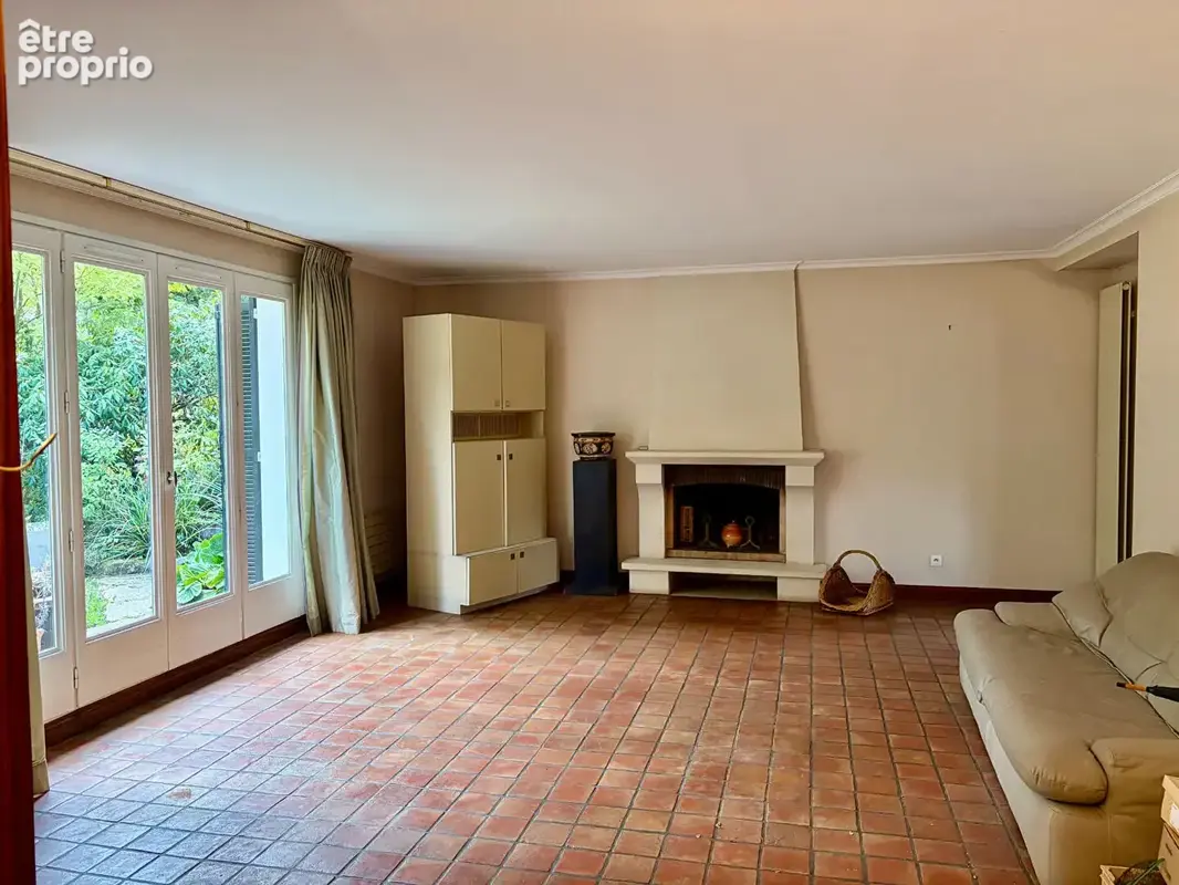 HAUT BUC  Maison individuelle 5 chambres (3 de plain-pied) garage et jardin roseraie - photo 3