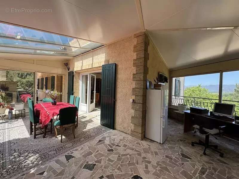 Maison à LA ROQUE-D&#039;ANTHERON