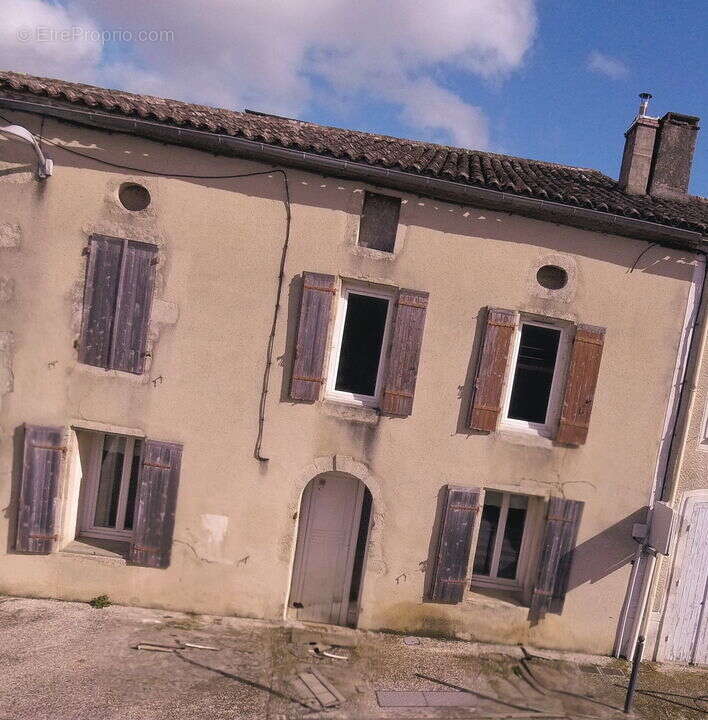 Maison de village, espace jour 80 m², séjour avec cheminée, - Maison à VILLANDRAUT