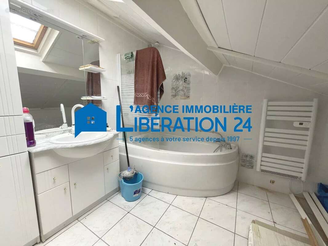 Maison à LE CHAMBON-FEUGEROLLES