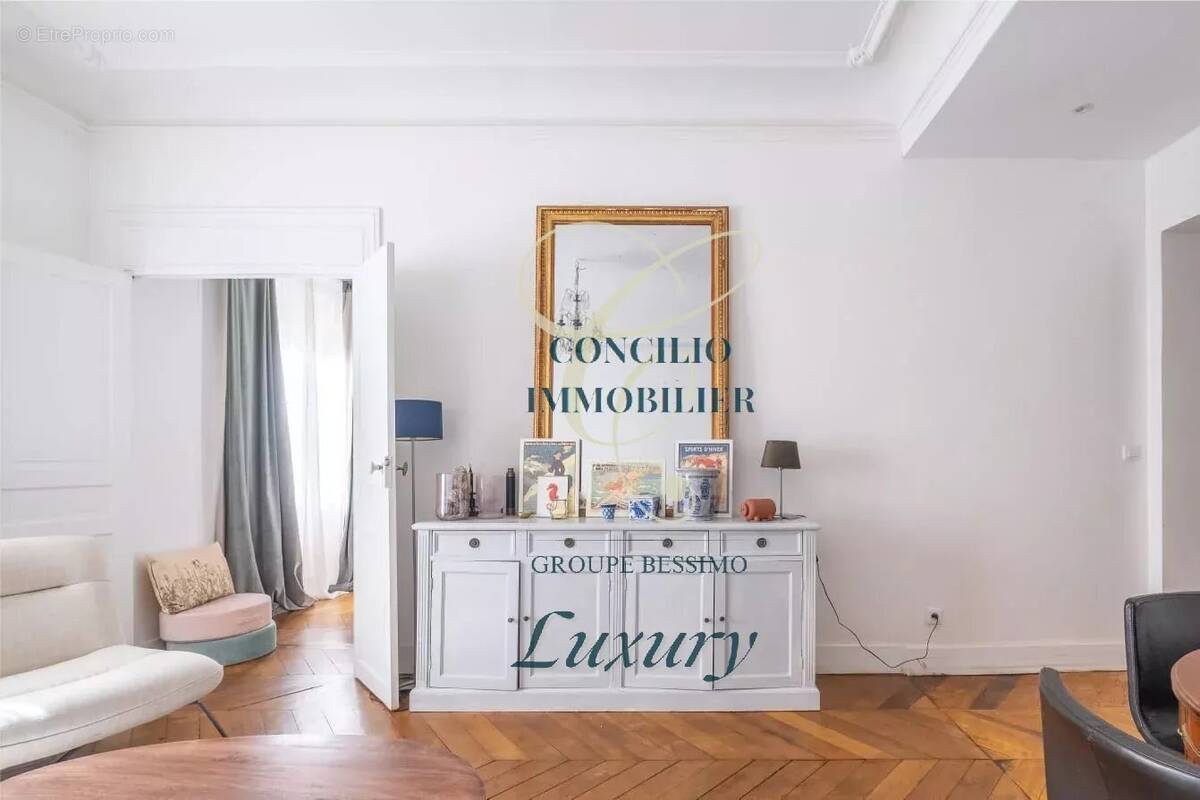 Appartement à PARIS-8E