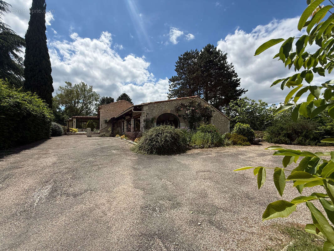 Maison à ALLEZ-ET-CAZENEUVE
