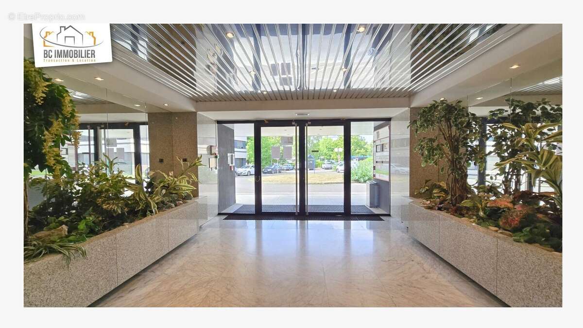 Commerce 778 m² à Ferney-Voltaire  - photo 4