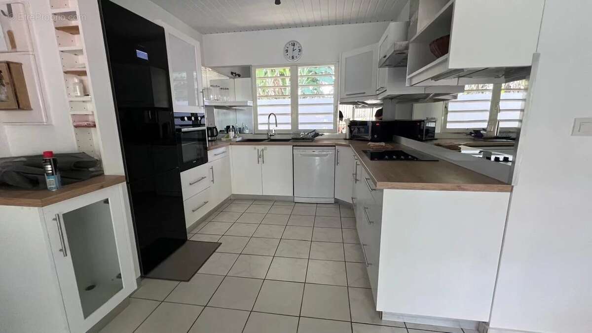 Villa t5 avec piscine proche de toutes les commodités – quartier prisé de rémire-montjoly - photo 6