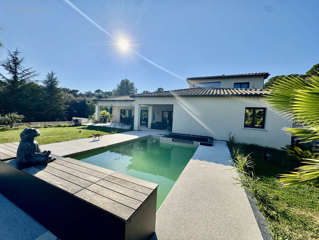 Maison à SAINTE-CECILE-LES-VIGNES