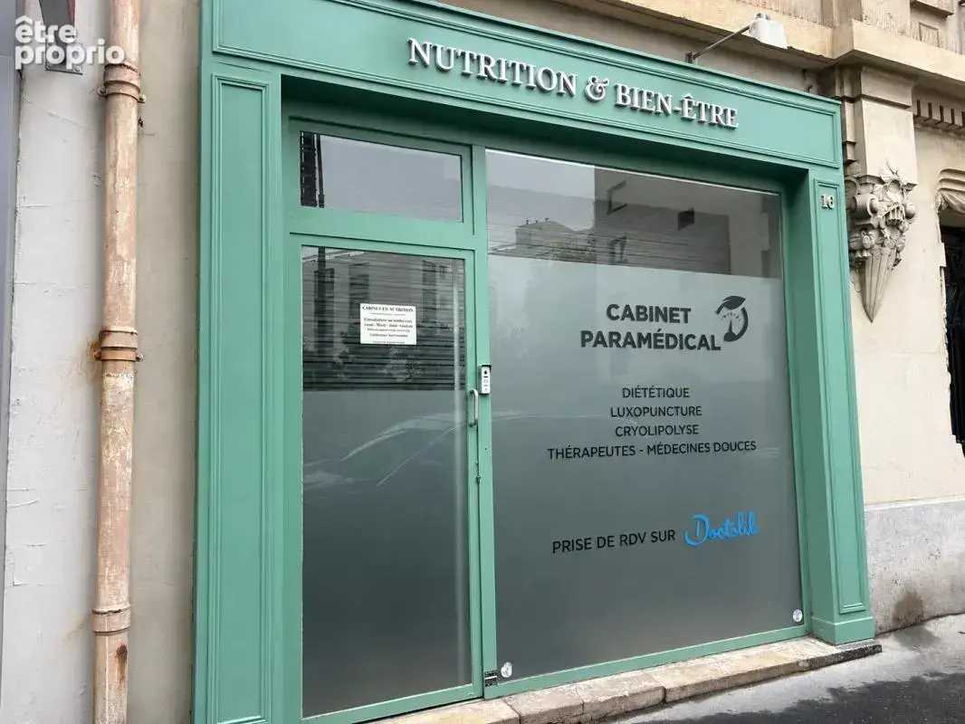 A vendre, à proximité de la place Felix Eboué, local commercial de 55 m² - photo 1