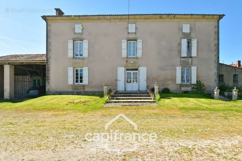Propriété à vendre 14 pièces PAILLE (17) sur 4800m² de terrain avec nombreuses dépendances - photo 8