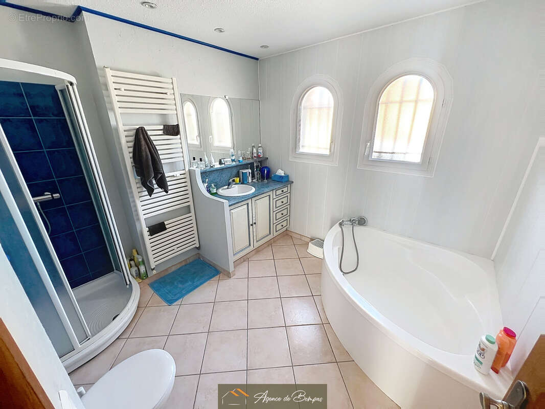 - villa 4 faces 148 m2 hbts  sur 1000 m2 de terrain -t2 independants 21 m2 - 2 garages 36 et 26 m2 - photo 17