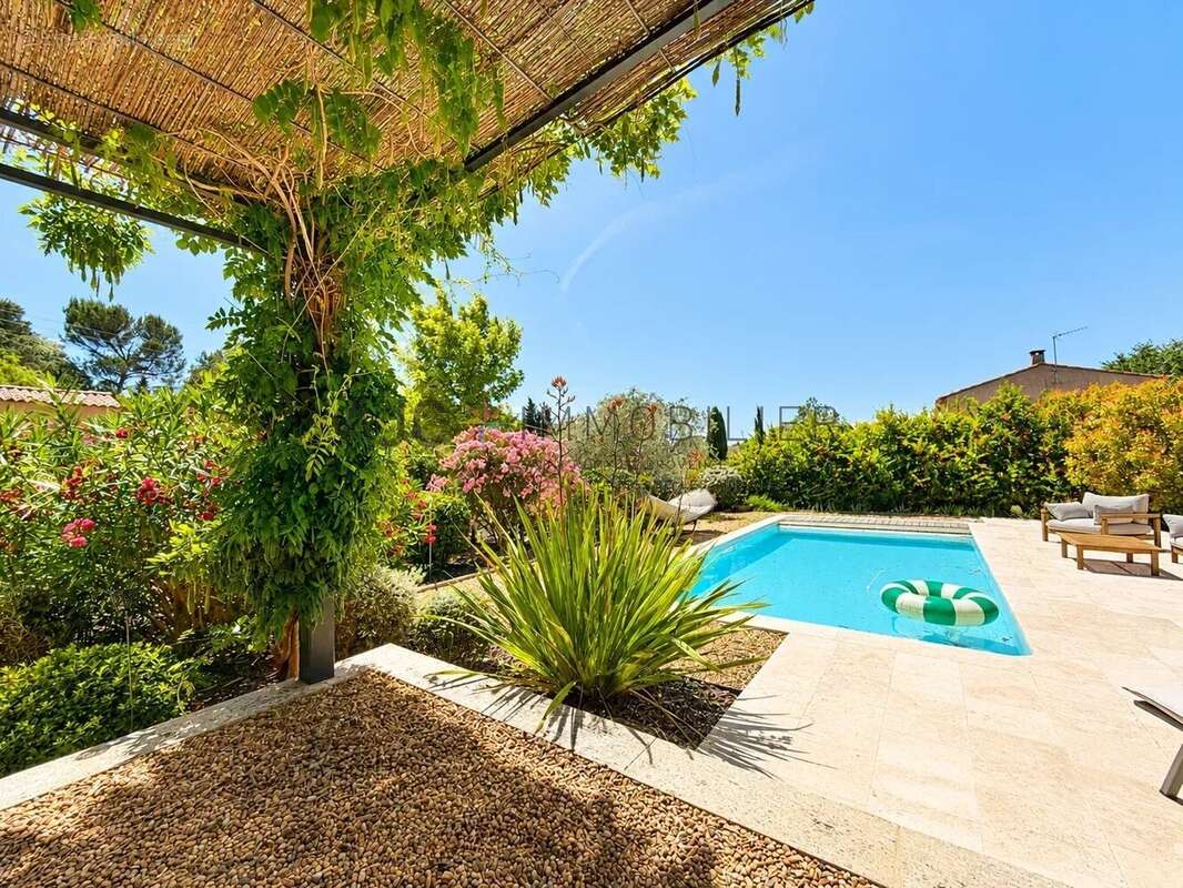 Saint-Rémy-de-Provence – Maison lumineuse de 4 chambres avec piscine proche centre - photo 6