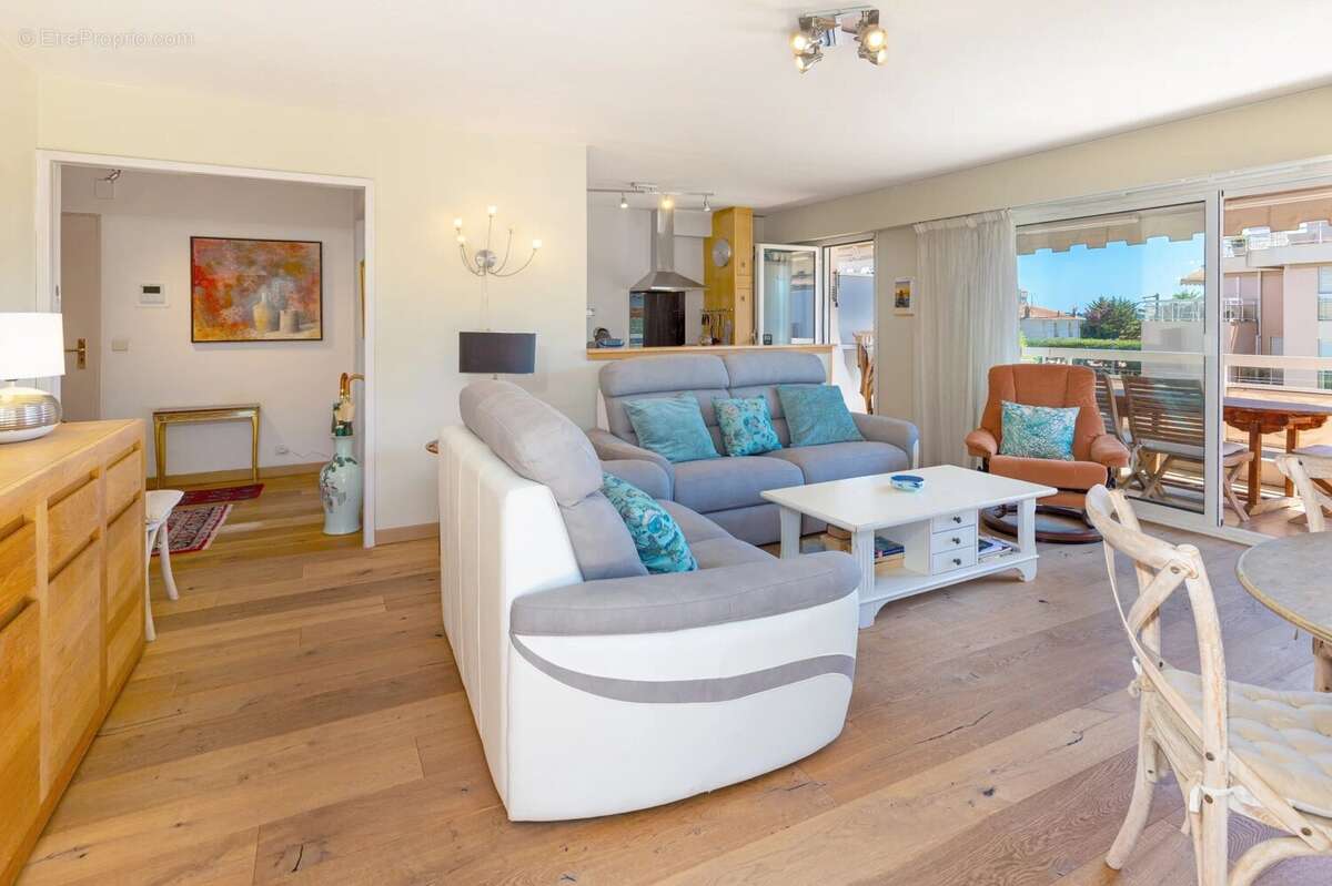 VENDU - Exclusivité  - JUAN-LES-PINS - Magnifique 3P avec terrasse de 40m² - piscine - parking en sous sol - à 150 m des plages - photo 4