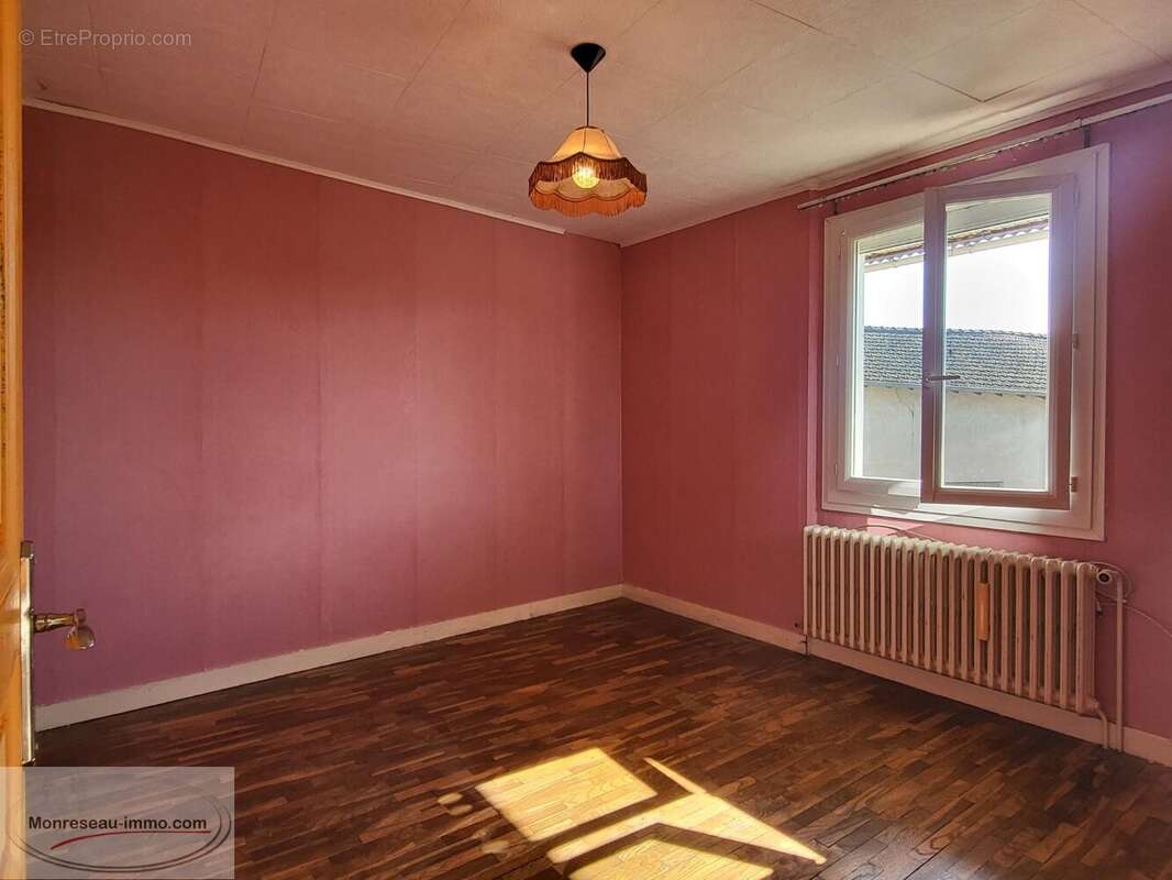 Ensemble Immobilier : 2 logements + dépendances + jardin (constructible) - photo 7